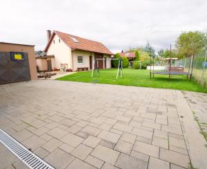 Rodinný dom (654 m2), garáž, altánok, záhrada Smižany