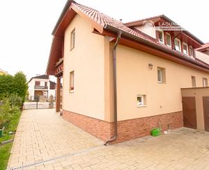 Rodinný dom (654 m2), garáž, altánok, záhrada Smižany