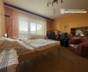 Tehlový byt 3+1 (124,5m) so záhradou a garážou, Markušovce