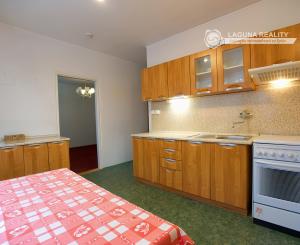 Byt 4+1 (82 m2) s loggiou, Komenského ul., SNV