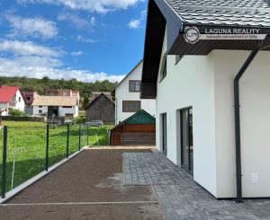 Máme dokončené ! Na predaj 3 a 4 -izbové byty v Danišovciach