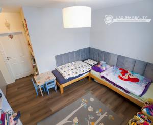 Vidiecky moderný bungalov novostavba (790 m2) Jánovce, časť Čenčice