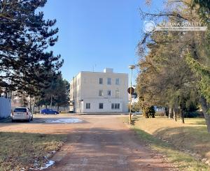 Podn. areál - adm, výroba, garáže, sklady (3,3 ha) neďaleko Košíc