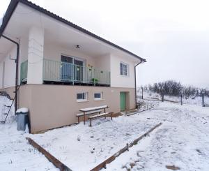 Vidiecky moderný bungalov novostavba (790 m2) Jánovce, časť Čenčice