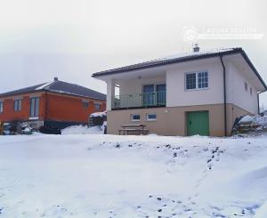 Vidiecky moderný bungalov novostavba (790 m2) Jánovce, časť Čenčice