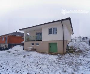 Vidiecky moderný bungalov novostavba (790 m2) Jánovce, časť Čenčice
