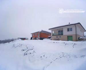 Vidiecky moderný bungalov novostavba (790 m2) Jánovce, časť Čenčice