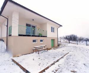 Vidiecky moderný bungalov novostavba (790 m2) Jánovce, časť Čenčice