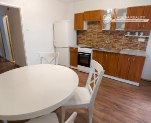 PRENÁJOM! Byt 3+1  (72 m2) s loggiou Hviezdoslavova ul. SNV