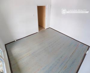 PREDANÉ Slnečný byt 2+1 s loggiou v centre, Banícka ul., Sp. N. Ves