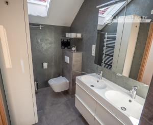 Rodinny dom - 5 izieb - 3 garáže v tichej lokalite Krompachy