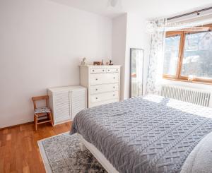 Rodinny dom - 5 izieb - 3 garáže v tichej lokalite Krompachy