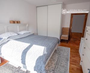 Rodinny dom - 5 izieb - 3 garáže v tichej lokalite Krompachy