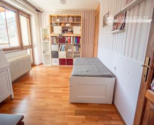 Rodinny dom - 5 izieb - 3 garáže v tichej lokalite Krompachy