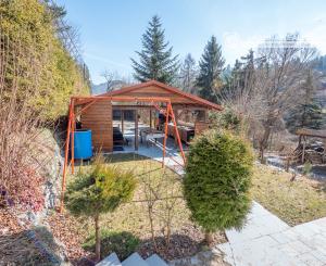 Rodinny dom - 5 izieb - 3 garáže v tichej lokalite Krompachy