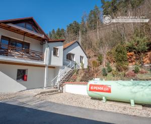 Rodinny dom - 5 izieb - 3 garáže v tichej lokalite Krompachy