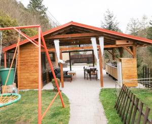 Rodinny dom - 5 izieb - 3 garáže v tichej lokalite Krompachy