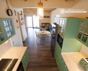 Vidiecky moderný bungalov novostavba (790 m2) Jánovce, časť Čenčice