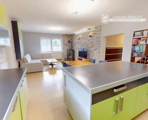 ALTERNATÍVA RD! VEĽKÝ 4-izbový (148 m2) byt s terasou, Ferčekovce SNV