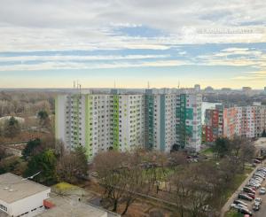 Prenájom 2-izbového bytu s loggiou, pivnicou a klimatizáciou