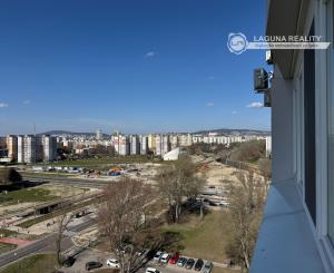 Prenájom 2-izbového bytu s loggiou, pivnicou a klimatizáciou