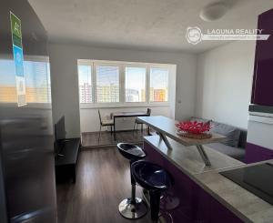 Prenájom 2-izbového bytu s loggiou, pivnicou a klimatizáciou