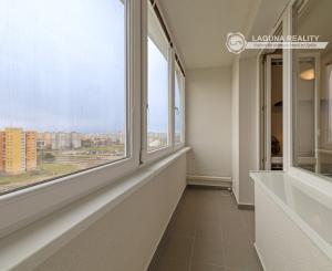 Prenájom 2-izbového bytu s loggiou, pivnicou a klimatizáciou