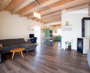 Vidiecky moderný bungalov novostavba (790 m2) Jánovce, časť Čenčice