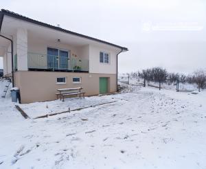 Vidiecky moderný bungalov novostavba (790 m2) Jánovce, časť Čenčice