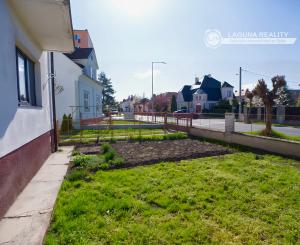 Byt 3+1 (109 m²) s 2 balkónmi, garážou a záhradou, centrum Spišská Nová Ves