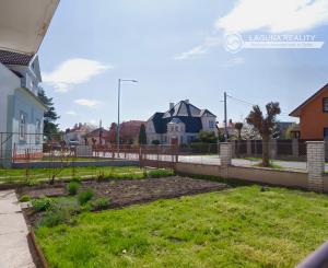 Byt 3+1 (109 m²) s 2 balkónmi, garážou a záhradou, centrum Spišská Nová Ves