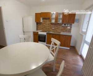 PRENÁJOM! Byt 3+1  (72 m2) s loggiou Hviezdoslavova ul. SNV