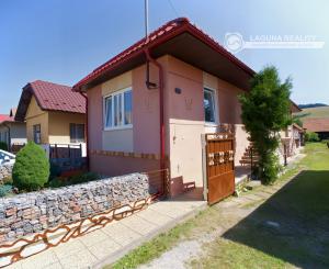 Rodinný dom (1 293 m²) s  veľkou záhradou a stodolou, Domaňovce