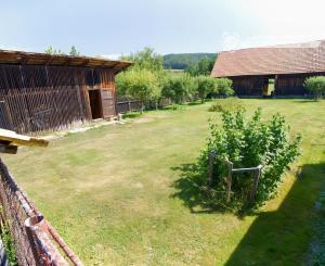 Rodinný dom (1 293 m²) s  veľkou záhradou a stodolou, Domaňovce
