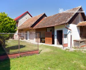 Rodinný dom (1 293 m²) s  veľkou záhradou a stodolou, Domaňovce