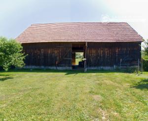Rodinný dom (1 293 m²) s  veľkou záhradou a stodolou, Domaňovce