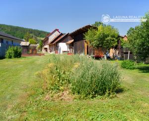 Rodinný dom (1 293 m²) s  veľkou záhradou a stodolou, Domaňovce