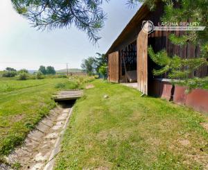 Rodinný dom (1 293 m²) s  veľkou záhradou a stodolou, Domaňovce