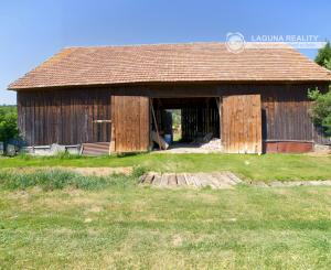 Rodinný dom (1 293 m²) s  veľkou záhradou a stodolou, Domaňovce