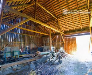Rodinný dom (1 293 m²) s  veľkou záhradou a stodolou, Domaňovce