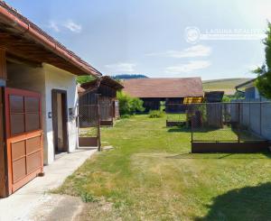Rodinný dom (1 293 m²) s  veľkou záhradou a stodolou, Domaňovce