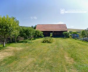 Rodinný dom (1 293 m²) s  veľkou záhradou a stodolou, Domaňovce