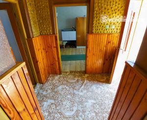 Rodinný dom (1 293 m²) s  veľkou záhradou a stodolou, Domaňovce