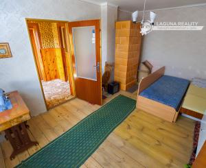 Rodinný dom (1 293 m²) s  veľkou záhradou a stodolou, Domaňovce