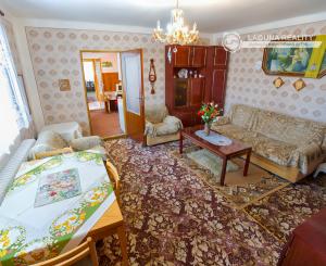Rodinný dom (1 293 m²) s  veľkou záhradou a stodolou, Domaňovce