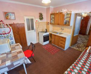 Rodinný dom (1 293 m²) s  veľkou záhradou a stodolou, Domaňovce