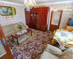 Rodinný dom (1 293 m²) s  veľkou záhradou a stodolou, Domaňovce