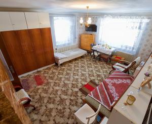 Rodinný dom (1 293 m²) s  veľkou záhradou a stodolou, Domaňovce