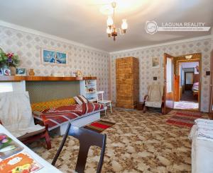 Rodinný dom (1 293 m²) s  veľkou záhradou a stodolou, Domaňovce