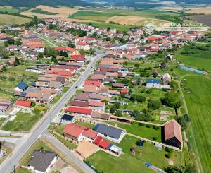 Rodinný dom (1 293 m²) s  veľkou záhradou a stodolou, Domaňovce